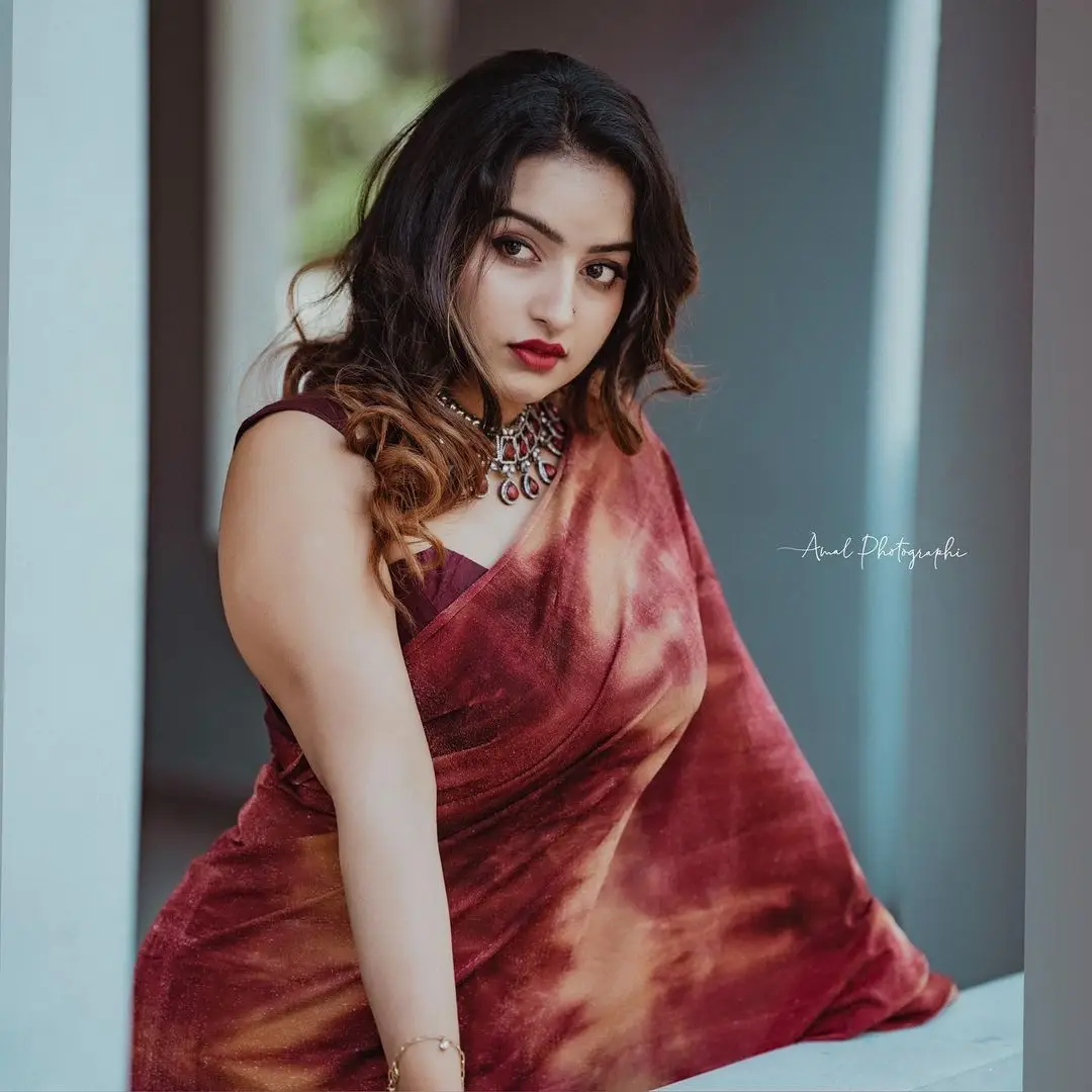 malayalam actress malavika menon in maroon saree sleeveless blouse
